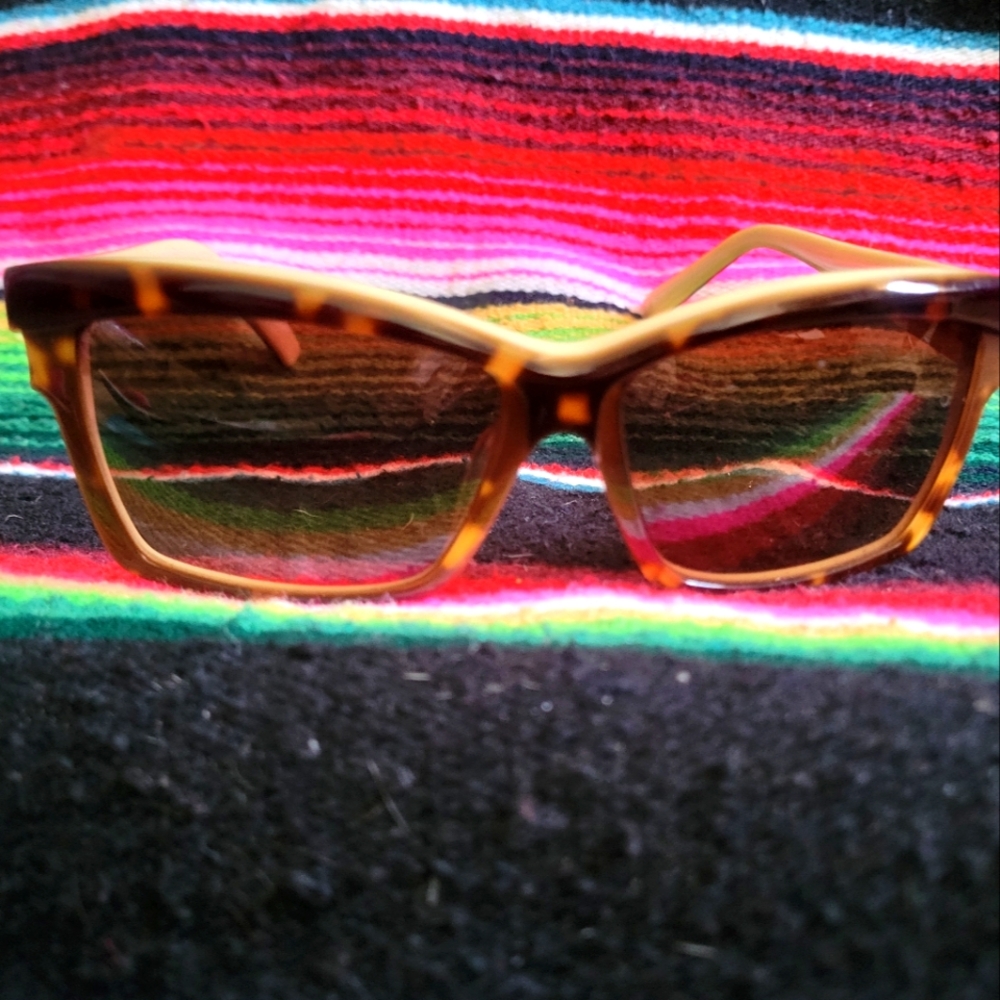 Tres Noir Tortoise Sophia Sunglasses